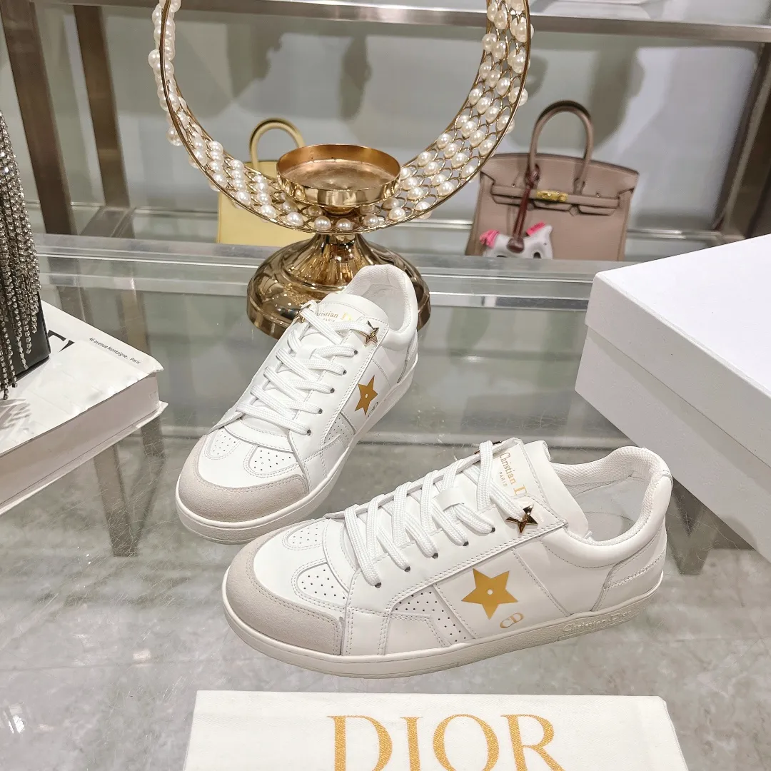 👟👟Ex-factory price 560👟👟Dior2024 new white shoes, Dior Dior Star women's sports shoes, very light summer white shoes. The upper is carefully made of imported suede, decorated with tonal suede panels, metal stars decorate the lace eyelets, and breathable mesh inside. The upper is punched and designed not to stuffy the feet. It is equipped with Christian Dior logo and thin soles. The thick sole is suitable for all seasons! Size: 35-41 (40 and 41 are customized and cannot be returned or exchanged)